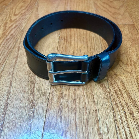 LIKE NEW Unisex Levi’s Genuine Leather Black Belt with Silver Buckle 32” - Picture 2 of 5